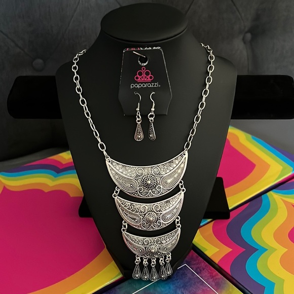 Paparazzi Go Steer -Crazy Silver Necklace - Picture 1 of 1